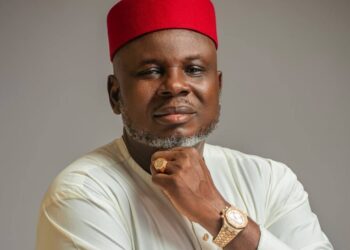 VIDEO: APC Chieftain, Nicholas Ukachukwu in a heated argument with those he allegedly owes N1bn