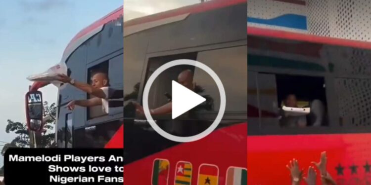 Moment South African Players Shares Food To Nigerians In Lagos Traffic