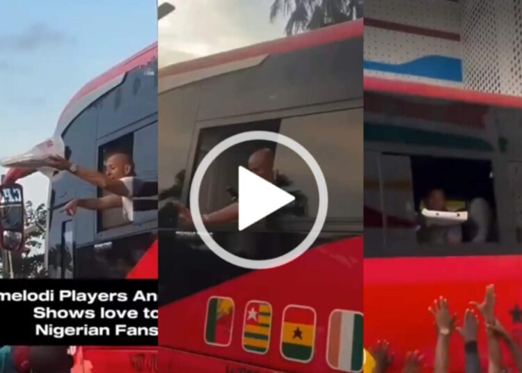 VIDEO: Moment South African Players Share Food To Nigerians In Lagos Traffic 1 Moment South African Players Shares Food To Nigerians In Lagos Traffic