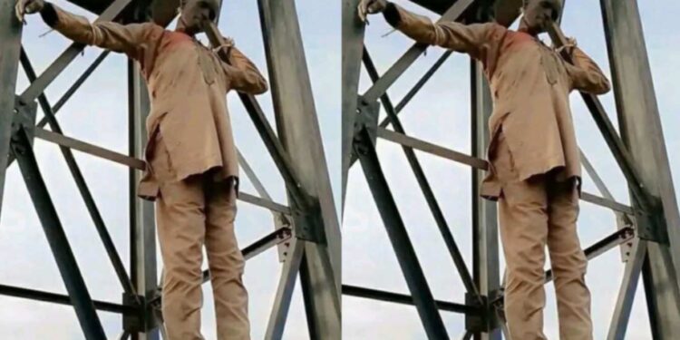 Villagers kill Kidnapper, hang his body on a Water Tank stand in Zamfara
