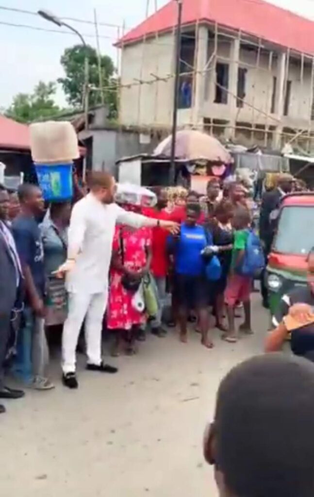 VIDEO: Reps Member Alex Ikwechegh Spotted Controlling Traffic In Aba 2 Reps Member Alex Ikwechegh Spotted Controlling Traffic In Aba