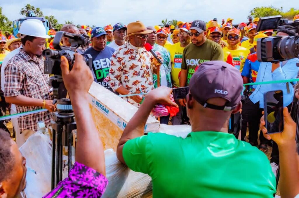 Deputy Speaker, Kalu Distributes 26 Transformers, 40,000 Solar Panels in Bende Light-Up Project