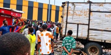 Truck Rams Into Pedestrians at Osisioma Junction, Aba; Two Feared Dead, Several Injured 8 Truck Rams Into Pedestrians at Osisioma Junction, Aba; Two Feared Dead, Several Injured