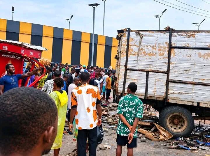 Truck Rams Into Pedestrians at Osisioma Junction, Aba; Two Feared Dead, Several Injured